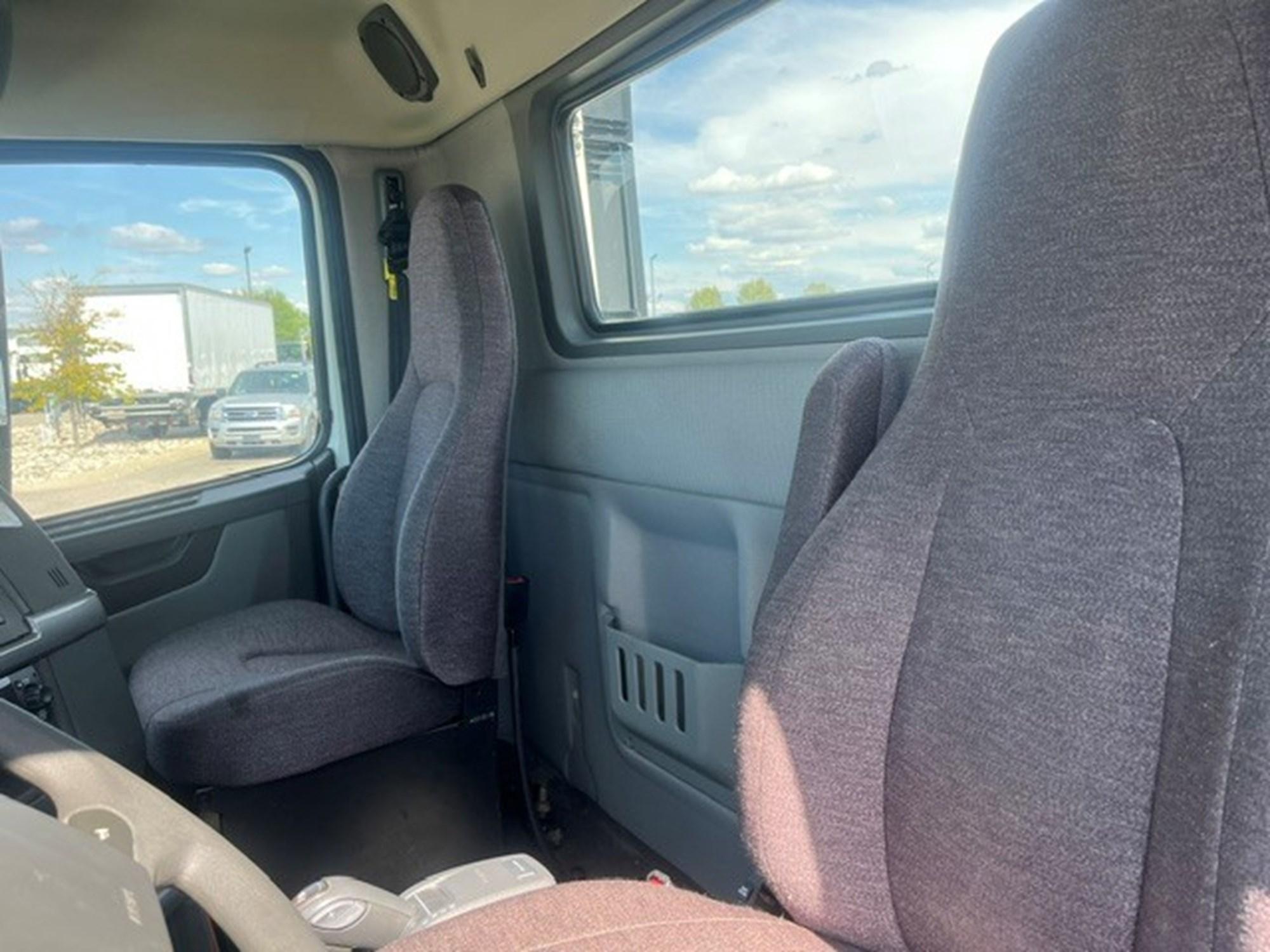 2023 Volvo VNL 860 in MI — photo 13