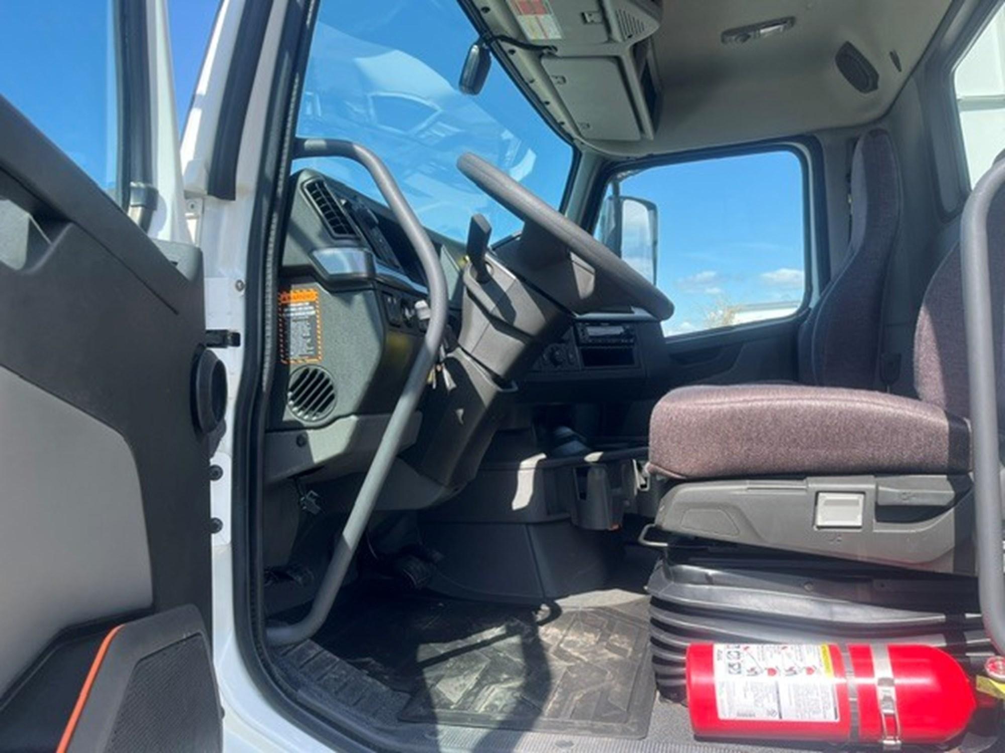 2023 Volvo VNL 860 in MI — photo 14