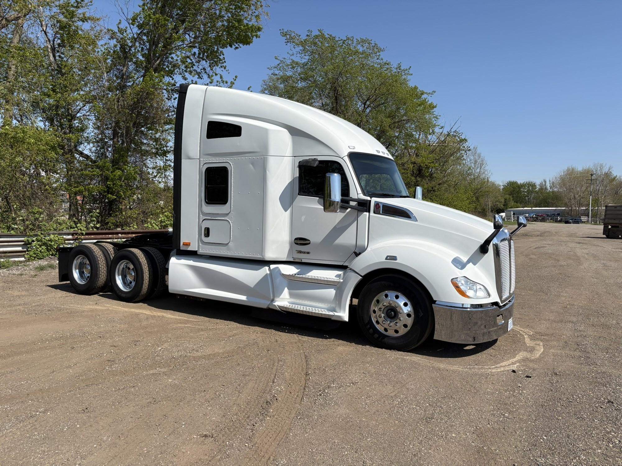 2022 Kenworth T680 in West Michigan International, MI — photo 4