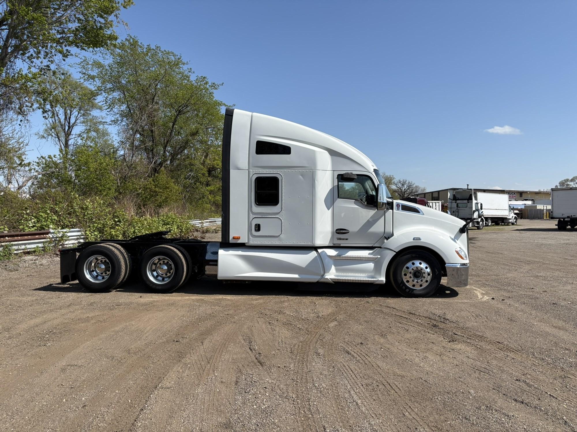 2022 Kenworth T680 in West Michigan International, MI — photo 5