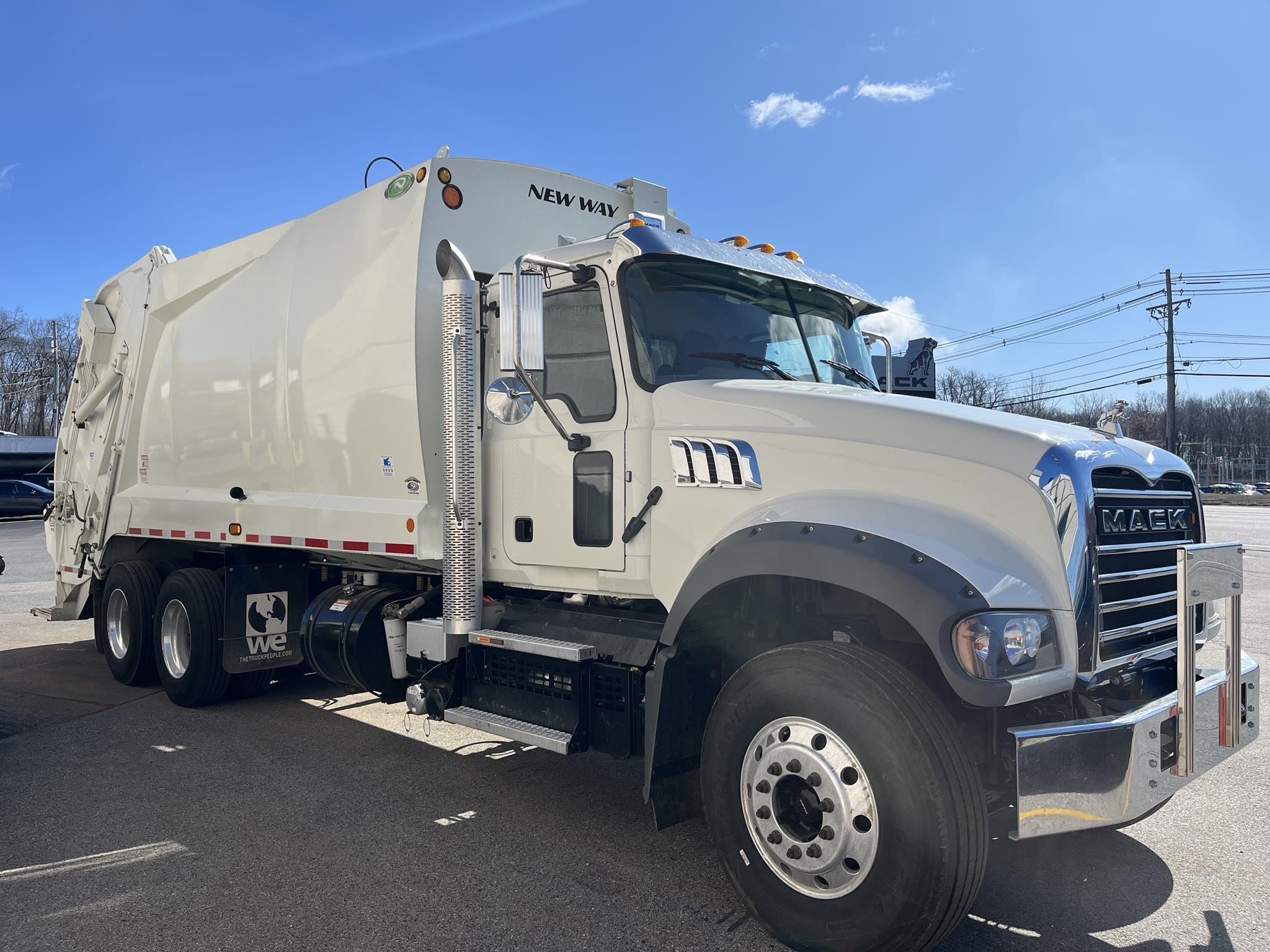 2023 Mack Granite — photo 2