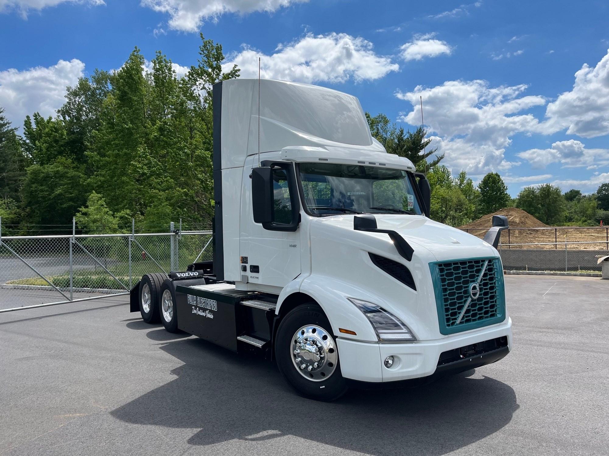 2023 Volvo — photo 2
