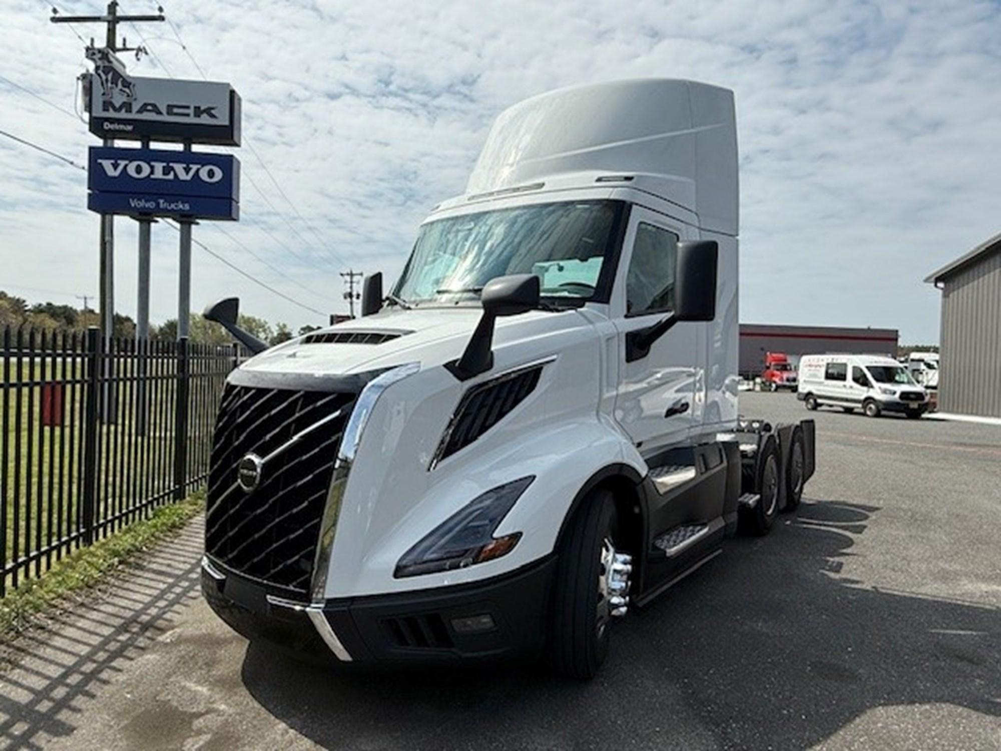 2025 Volvo — photo 2