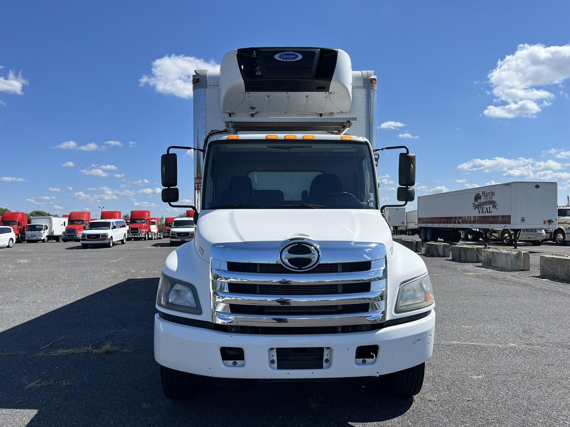 2017 Hino 338 — photo 2
