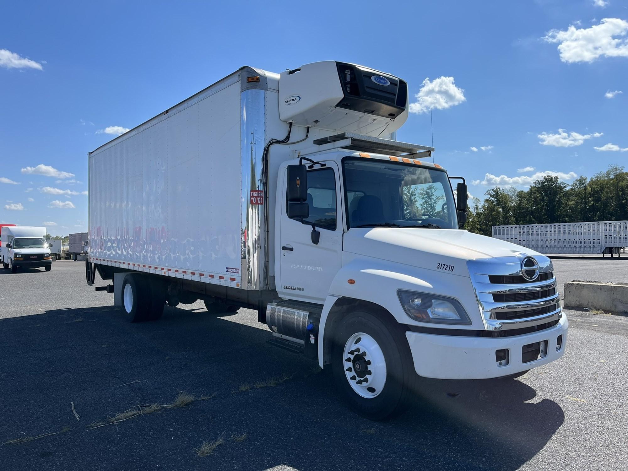 2017 Hino 338 — photo 3