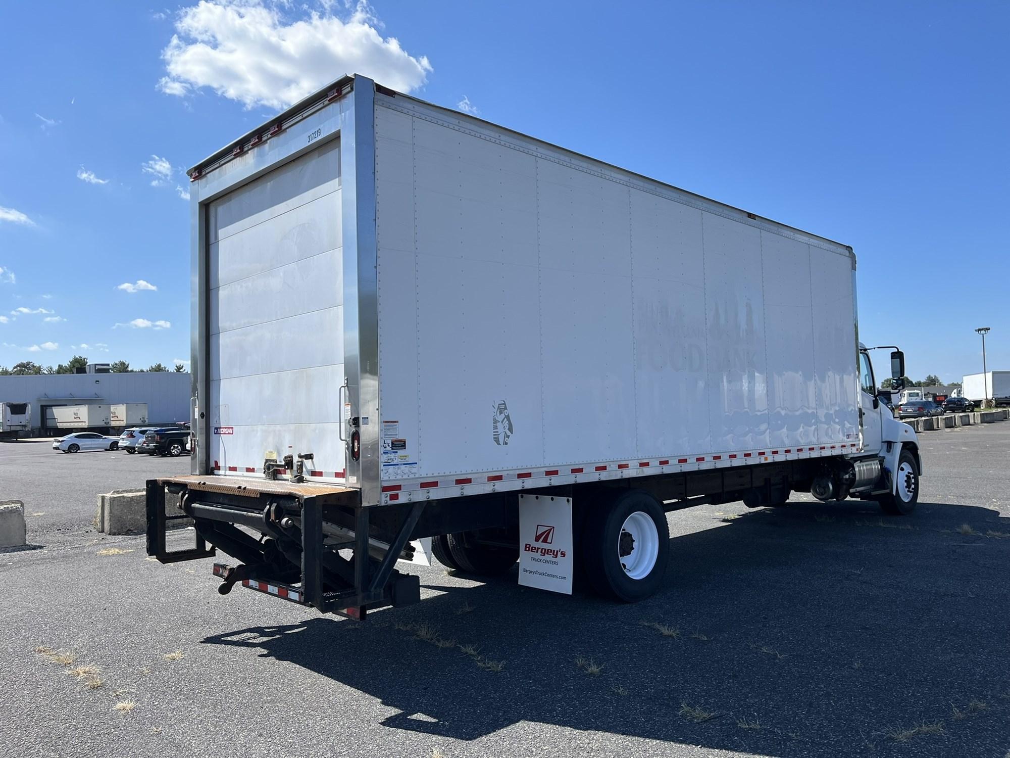 2017 Hino 338 — photo 4