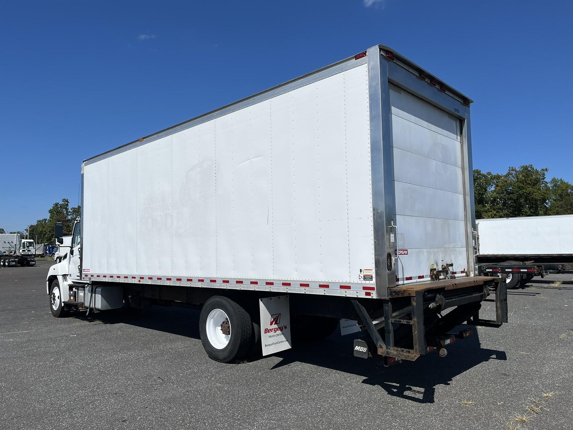2017 Hino 338 — photo 6