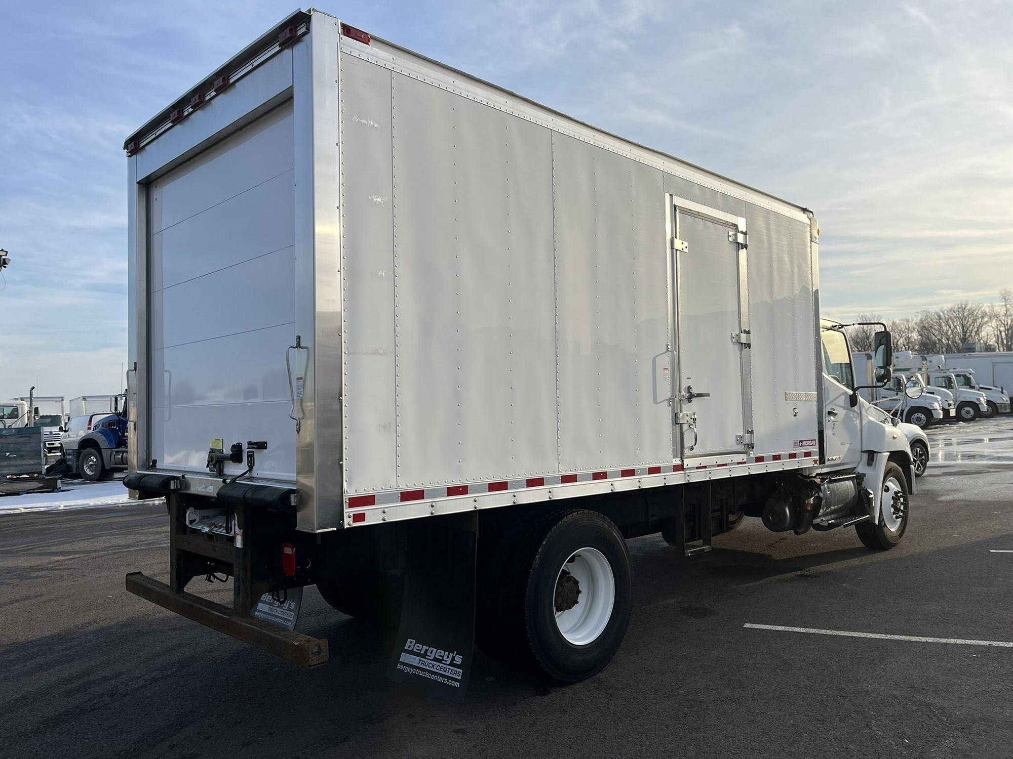 2016 Hino 268 — photo 5