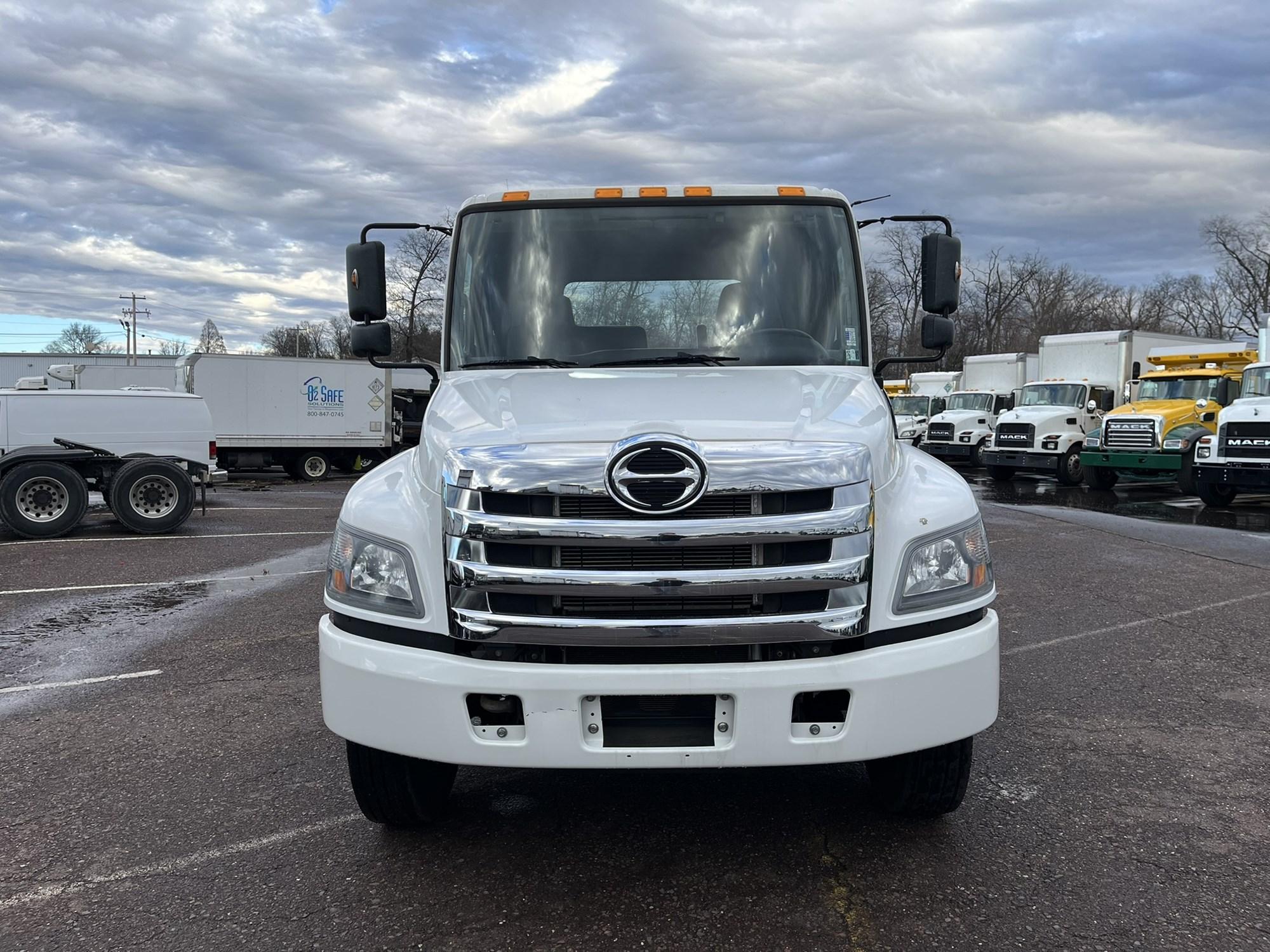 2019 Hino 268 — photo 2
