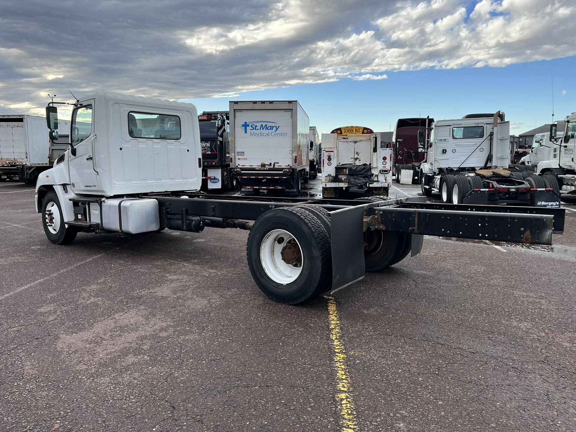 2019 Hino 268 — photo 6