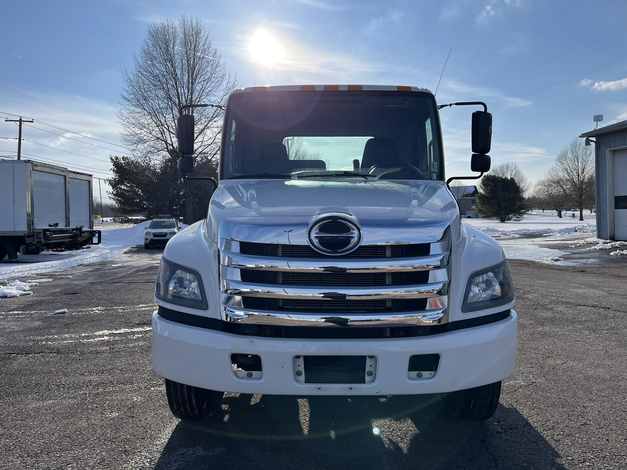 2019 Hino 268 — photo 2