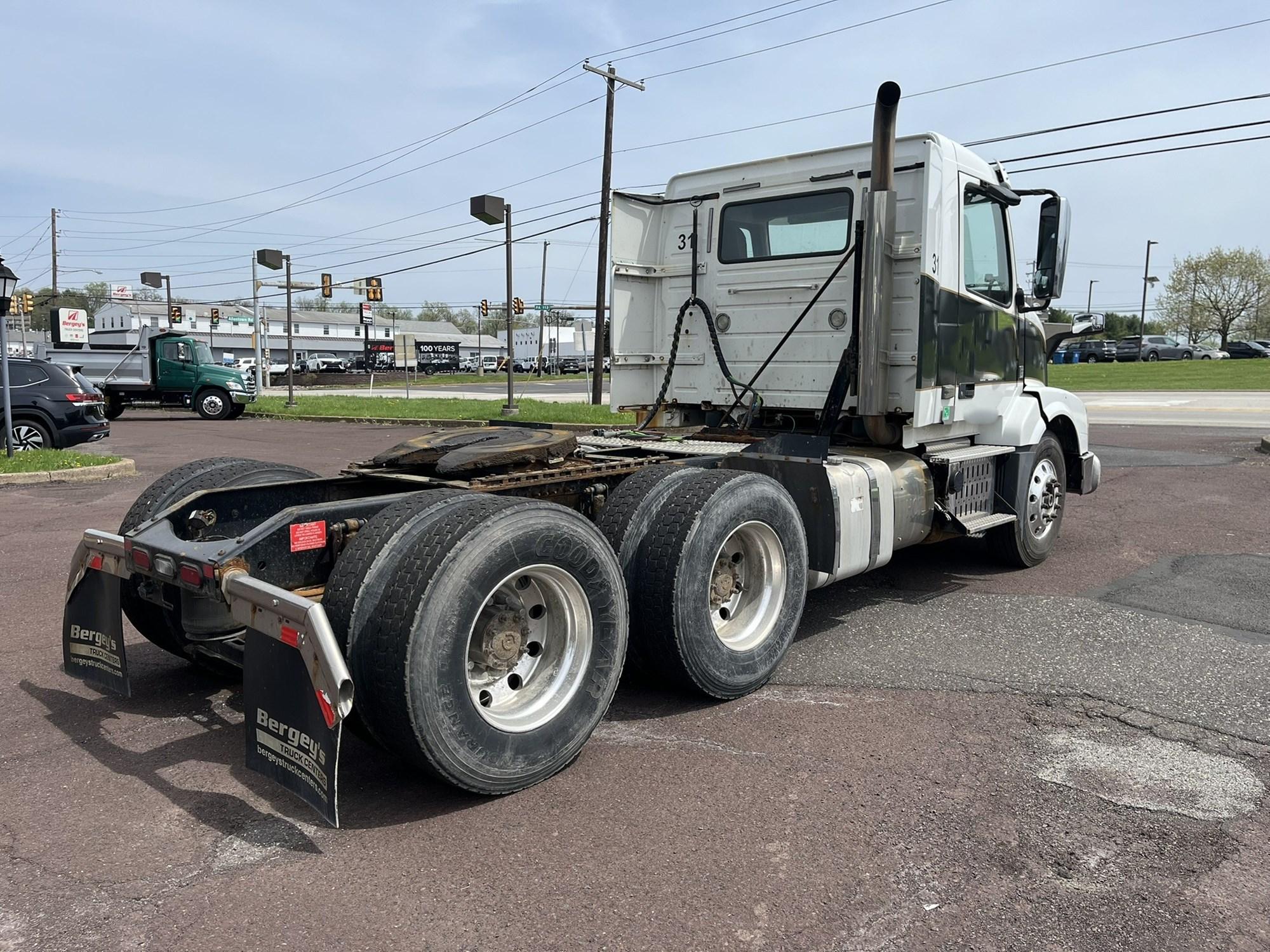 2015 Volvo VNL 300 — photo 2