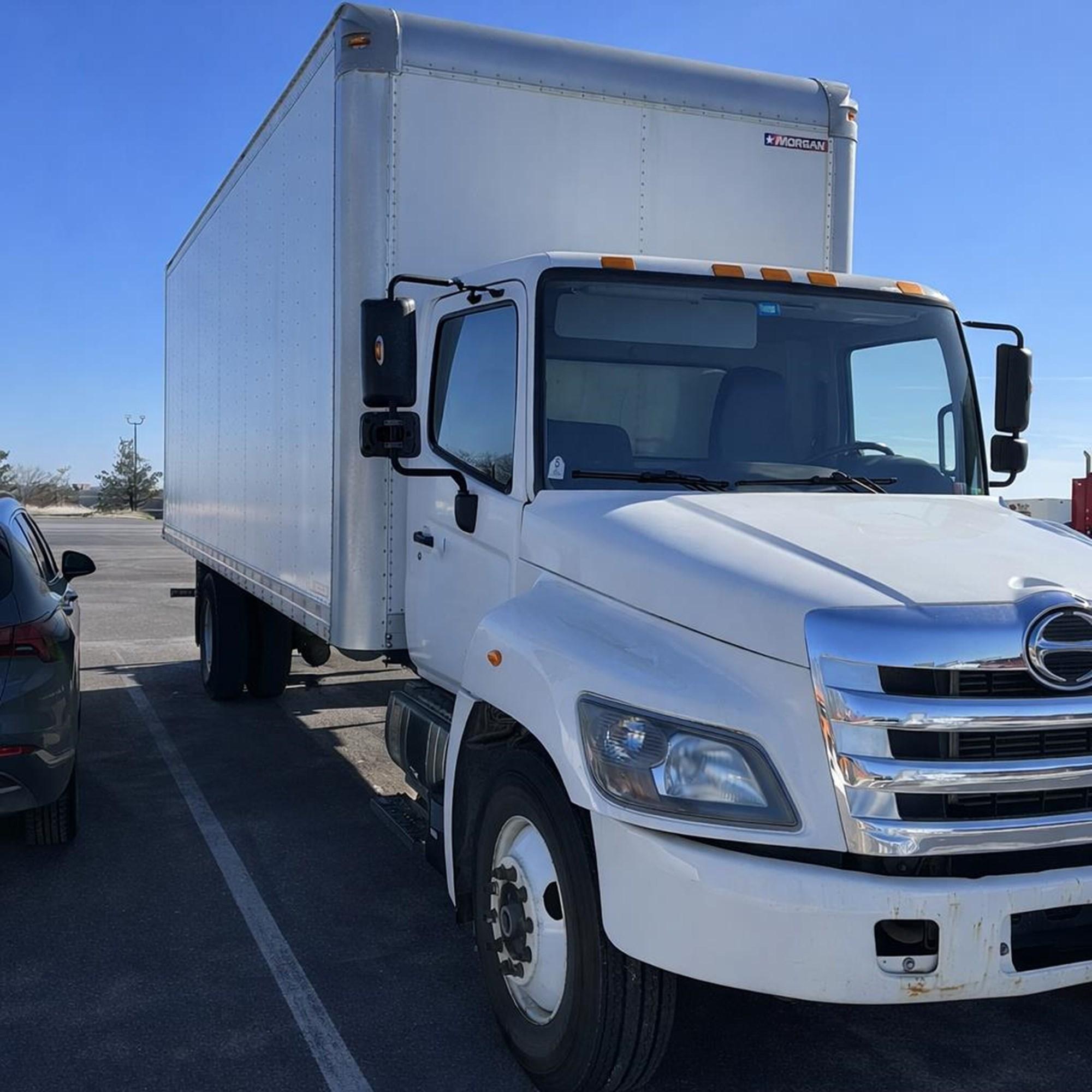 2015 Hino 268 — photo 2