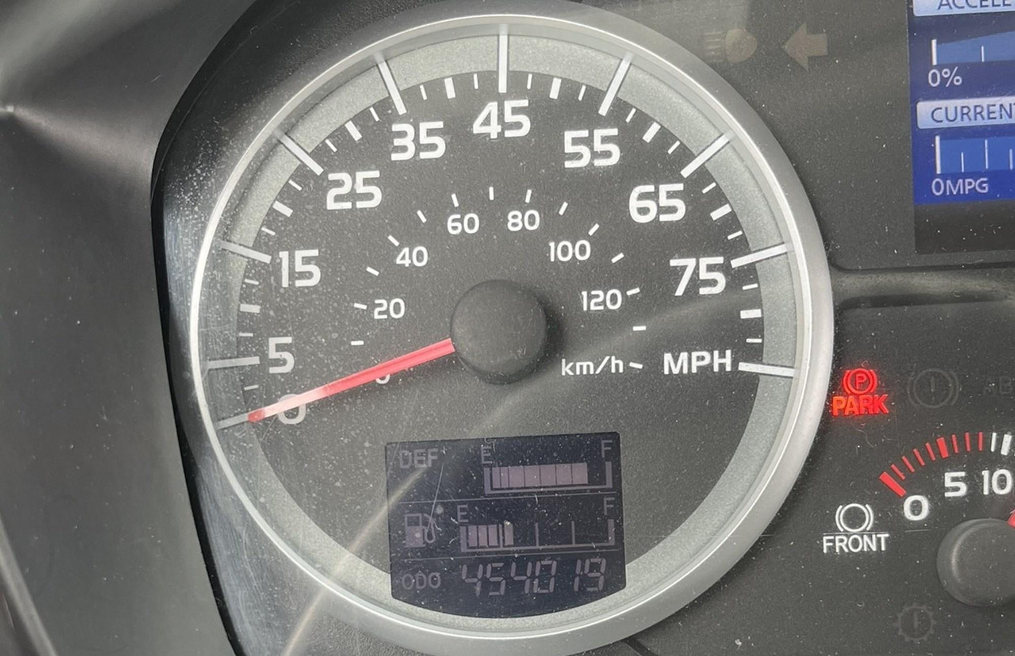 2014 Hino 338 — photo 2