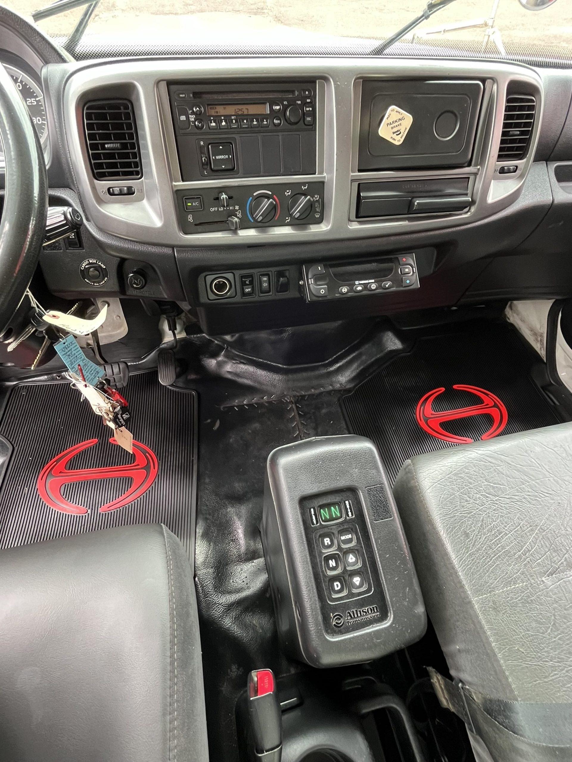 2014 Hino 338 — photo 4