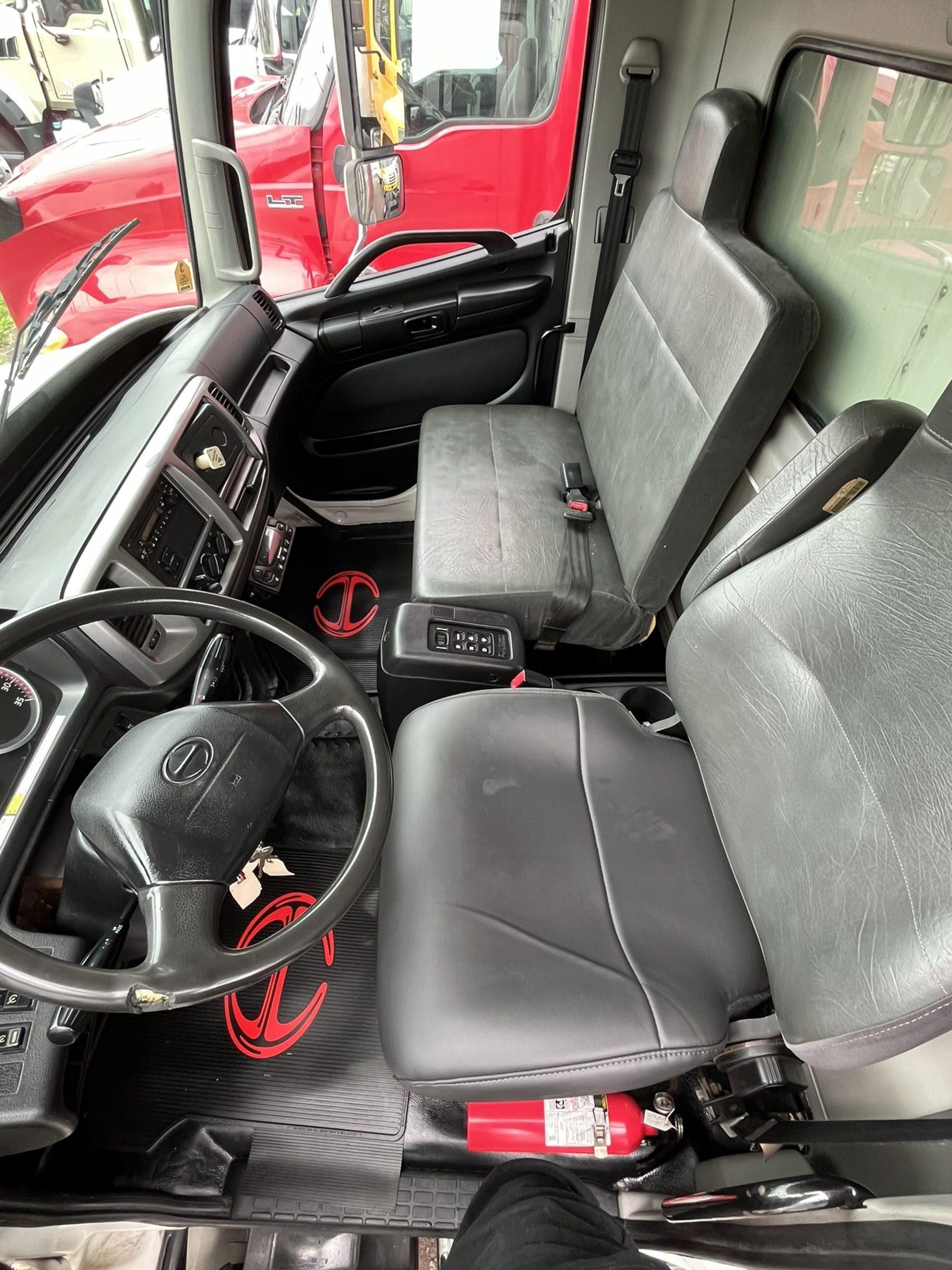 2014 Hino 338 — photo 5
