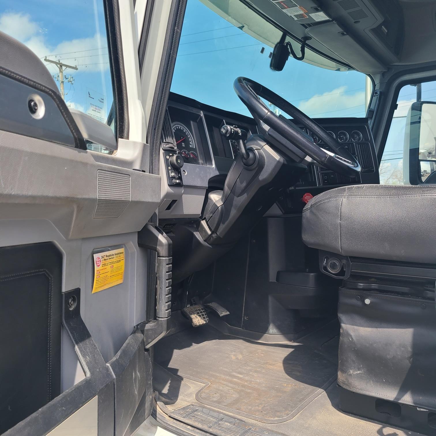 2020 Mack Anthem — photo 5