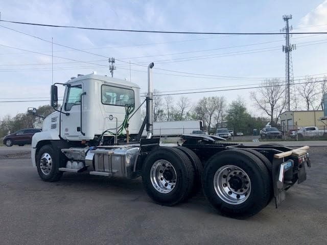 2025 Mack Anthem — photo 3