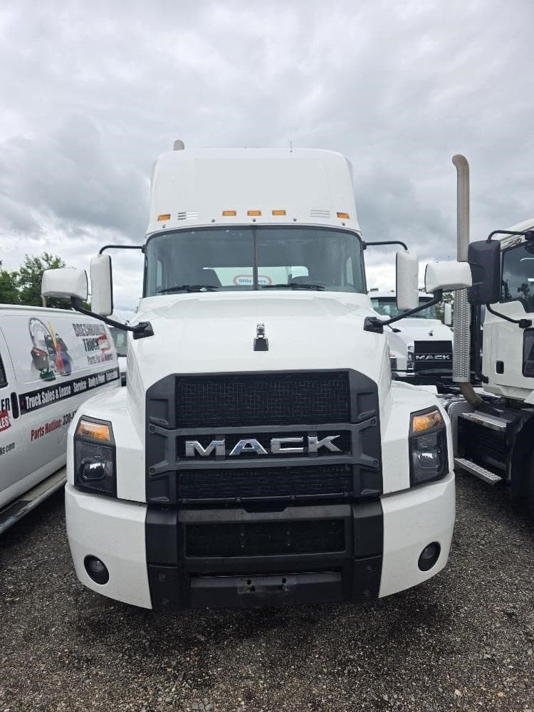 2020 Mack Anthem — photo 5