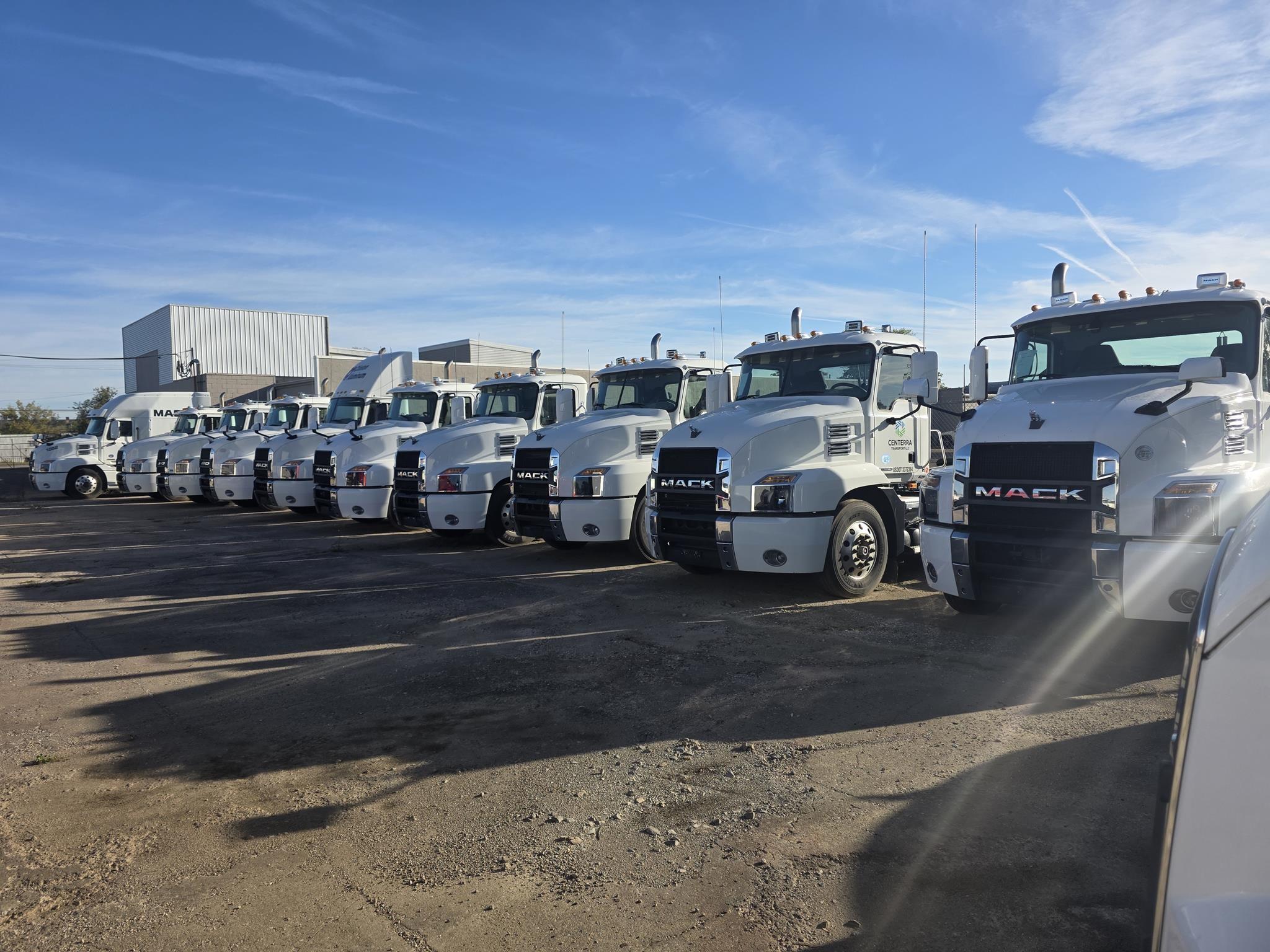 2020 Mack Anthem — photo 2