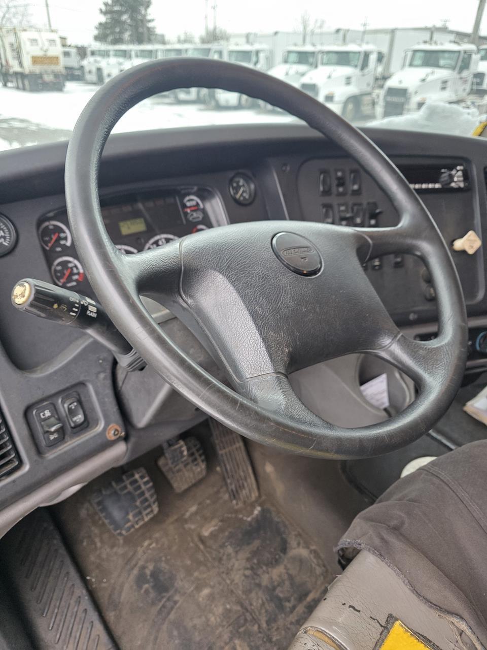 2013 Freightliner 114SD — photo 5