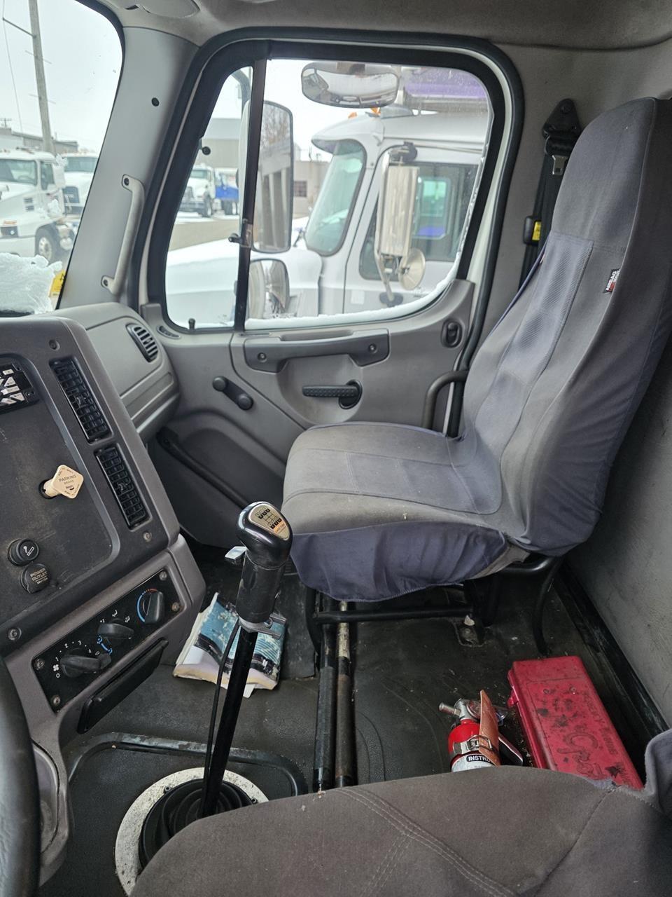 2013 Freightliner 114SD — photo 6