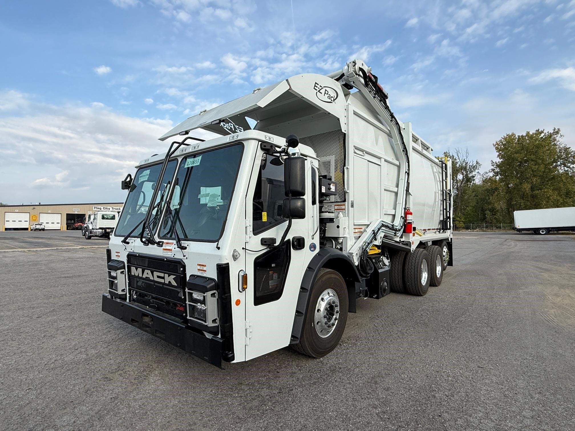 2025 Mack LR — photo 2