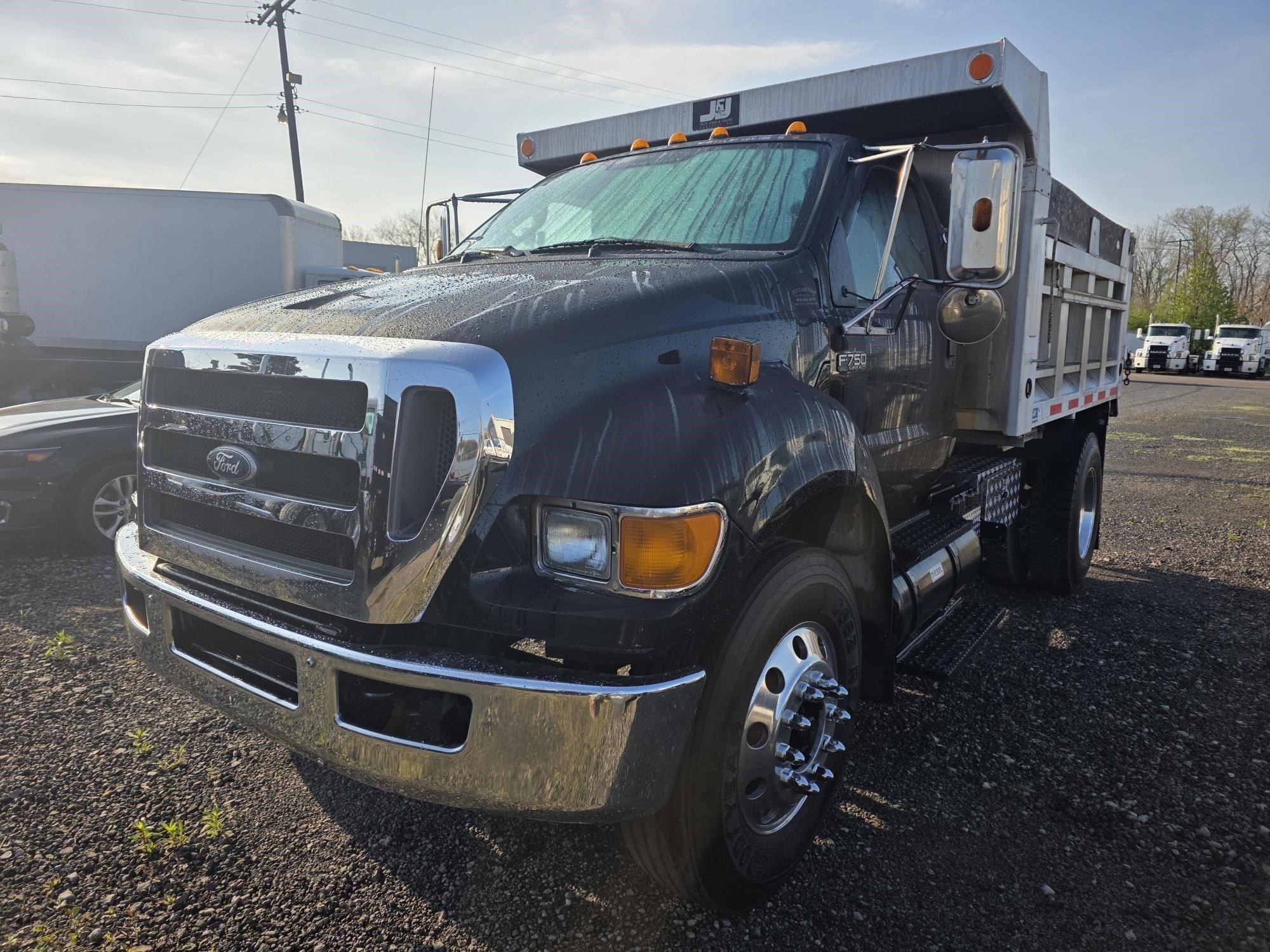 2011 Ford F-750 — photo 2