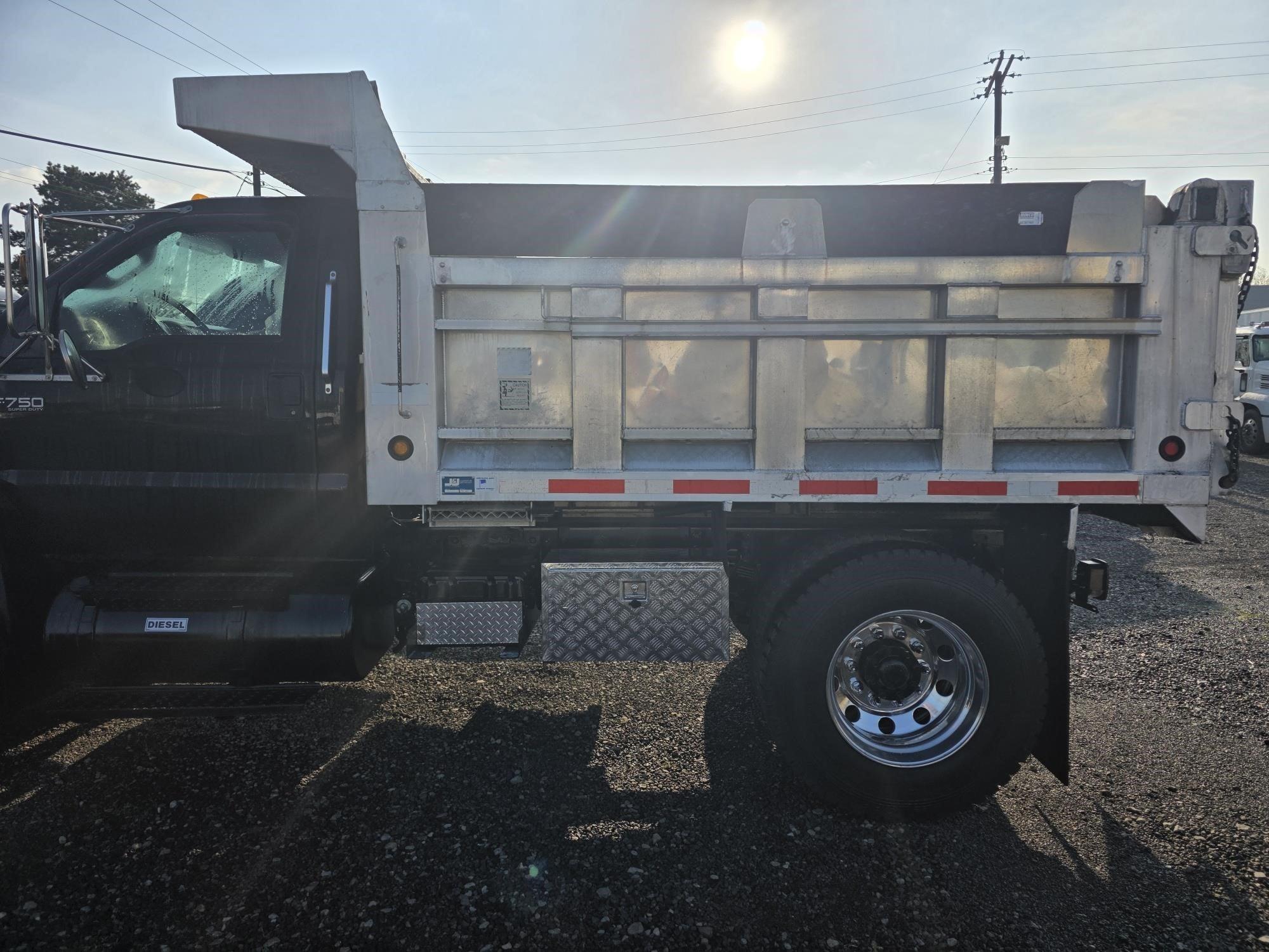 2011 Ford F-750 — photo 4