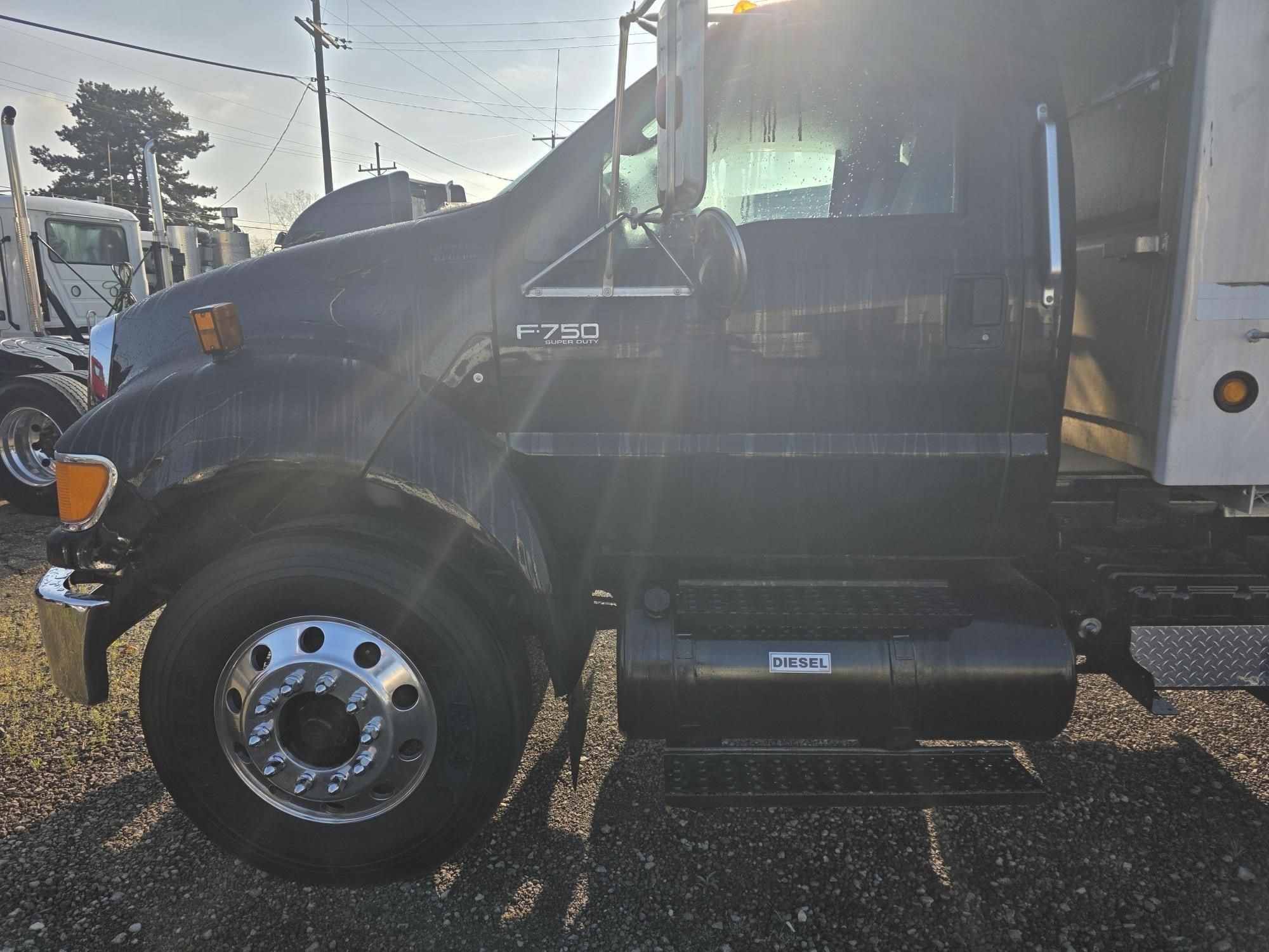 2011 Ford F-750 — photo 5