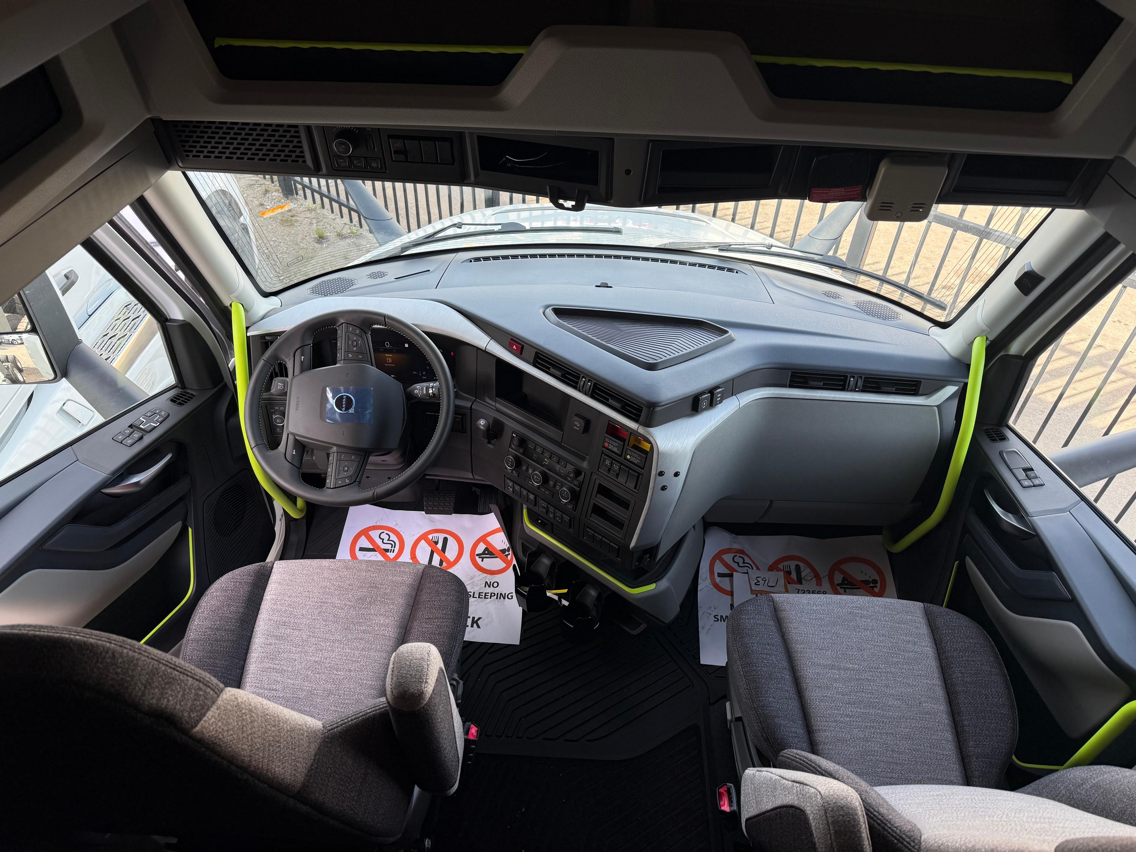 2027 Volvo VNL 860 in Dallas Irving Blvd, TX — photo 19