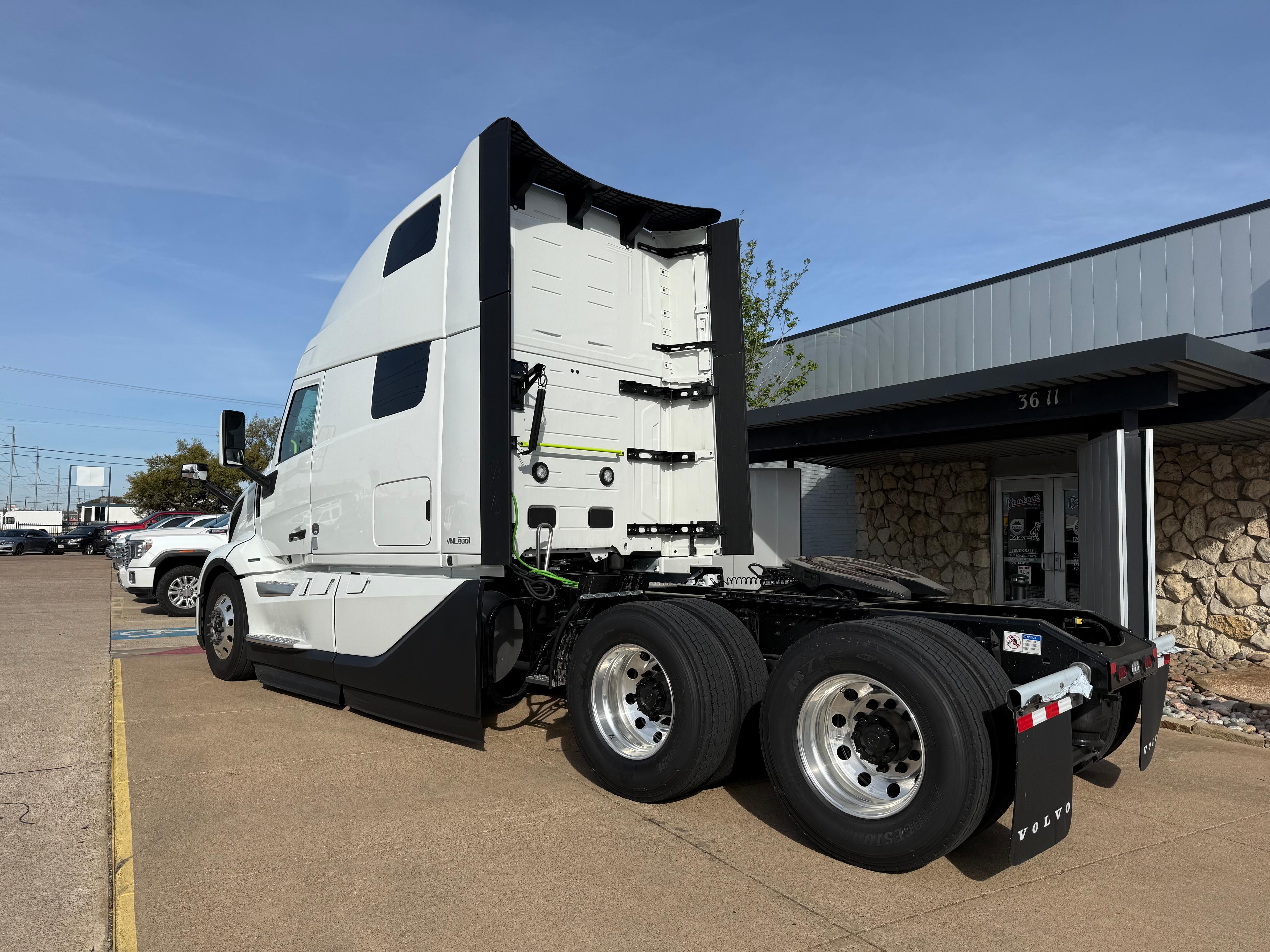 2027 Volvo VNL 860 in Dallas Irving Blvd, TX — photo 4