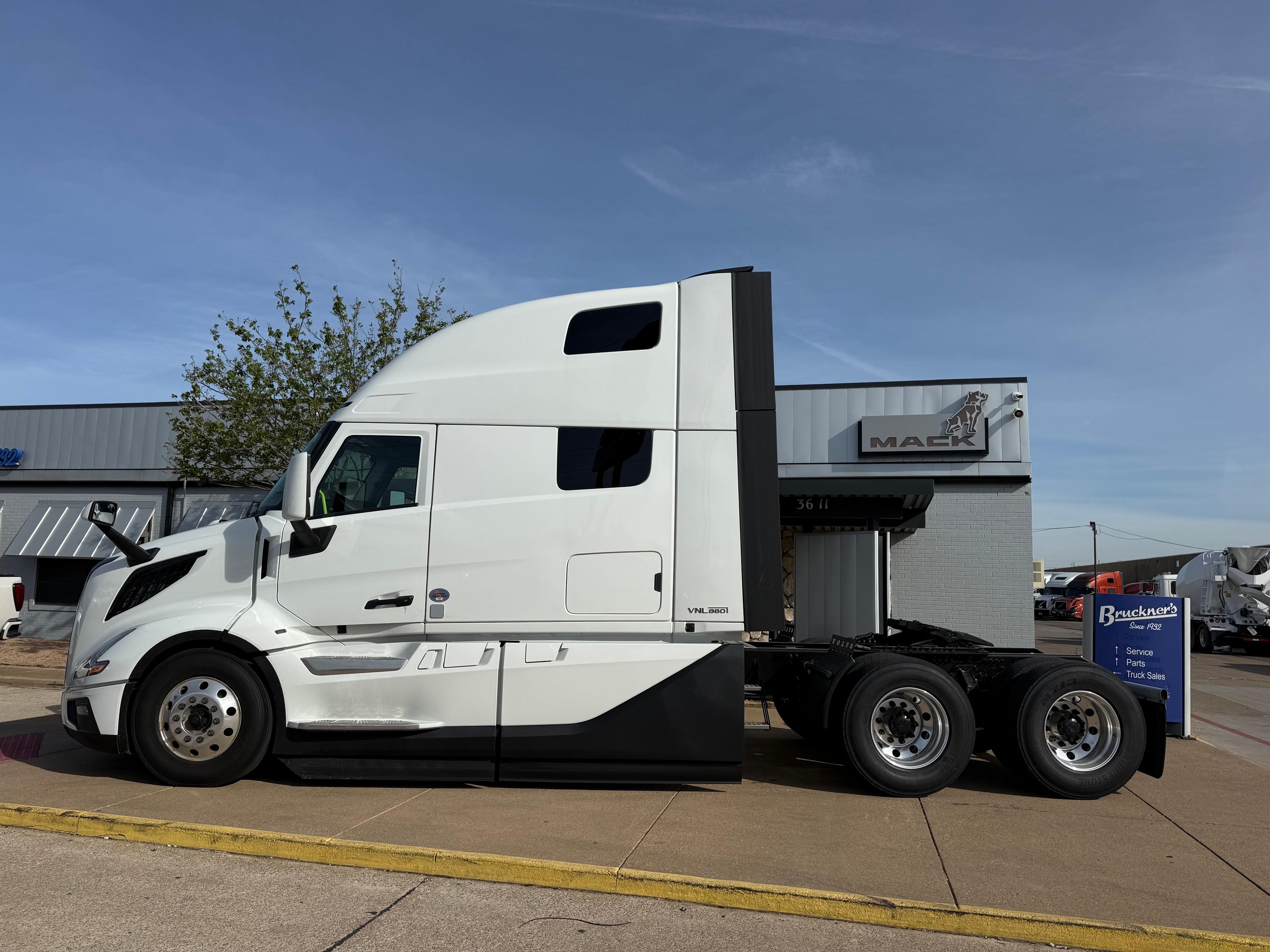 2027 Volvo VNL 860 in Dallas Irving Blvd, TX — photo 3