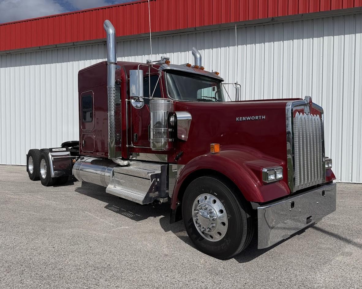 2026 Kenworth W900 in Fenton, MO — photo 2