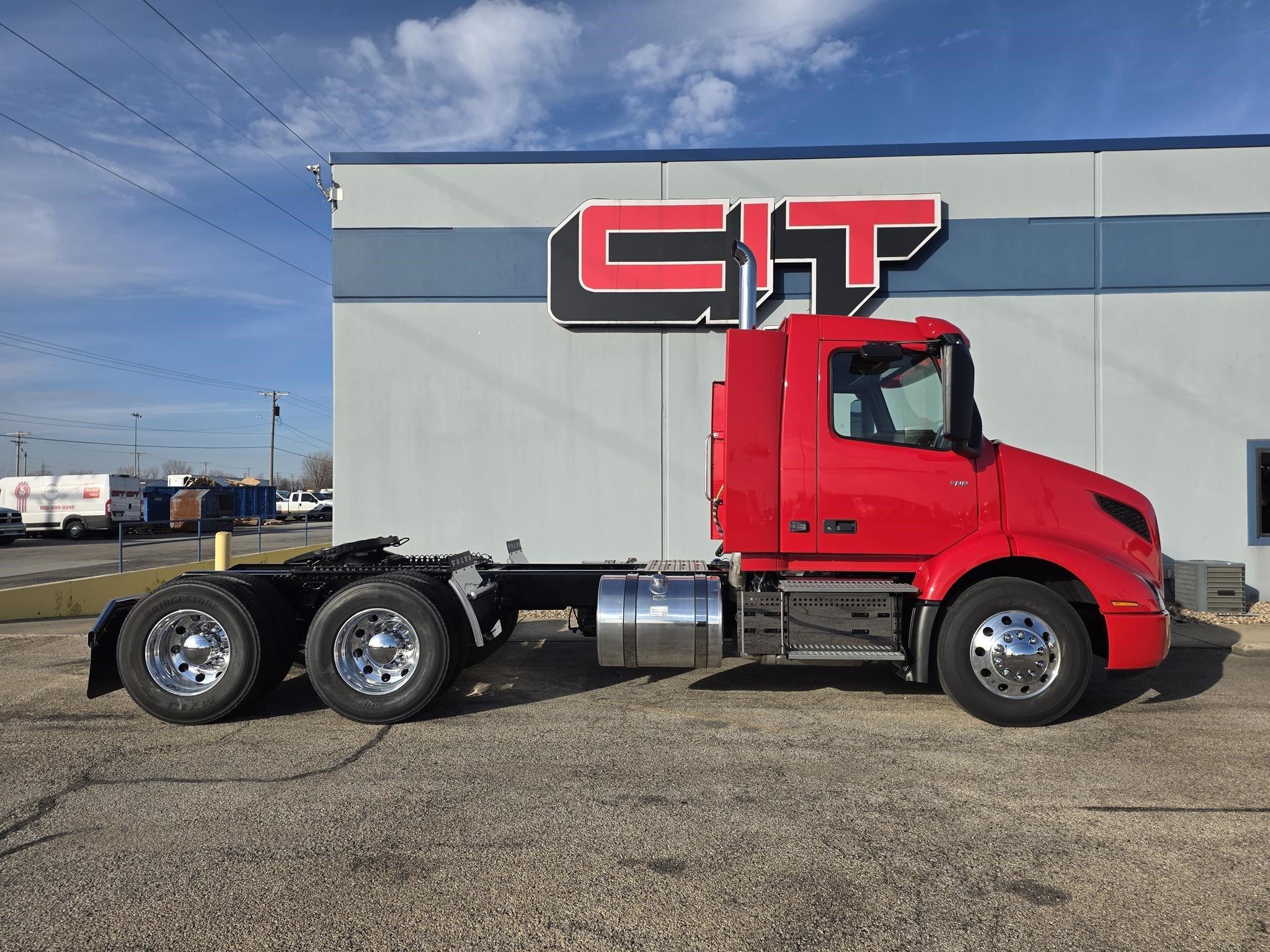 2026 Volvo VNR 640 in Springfield, IL — photo 4