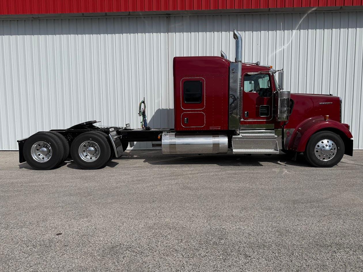 2026 Kenworth W900 in Fenton, MO — photo 3