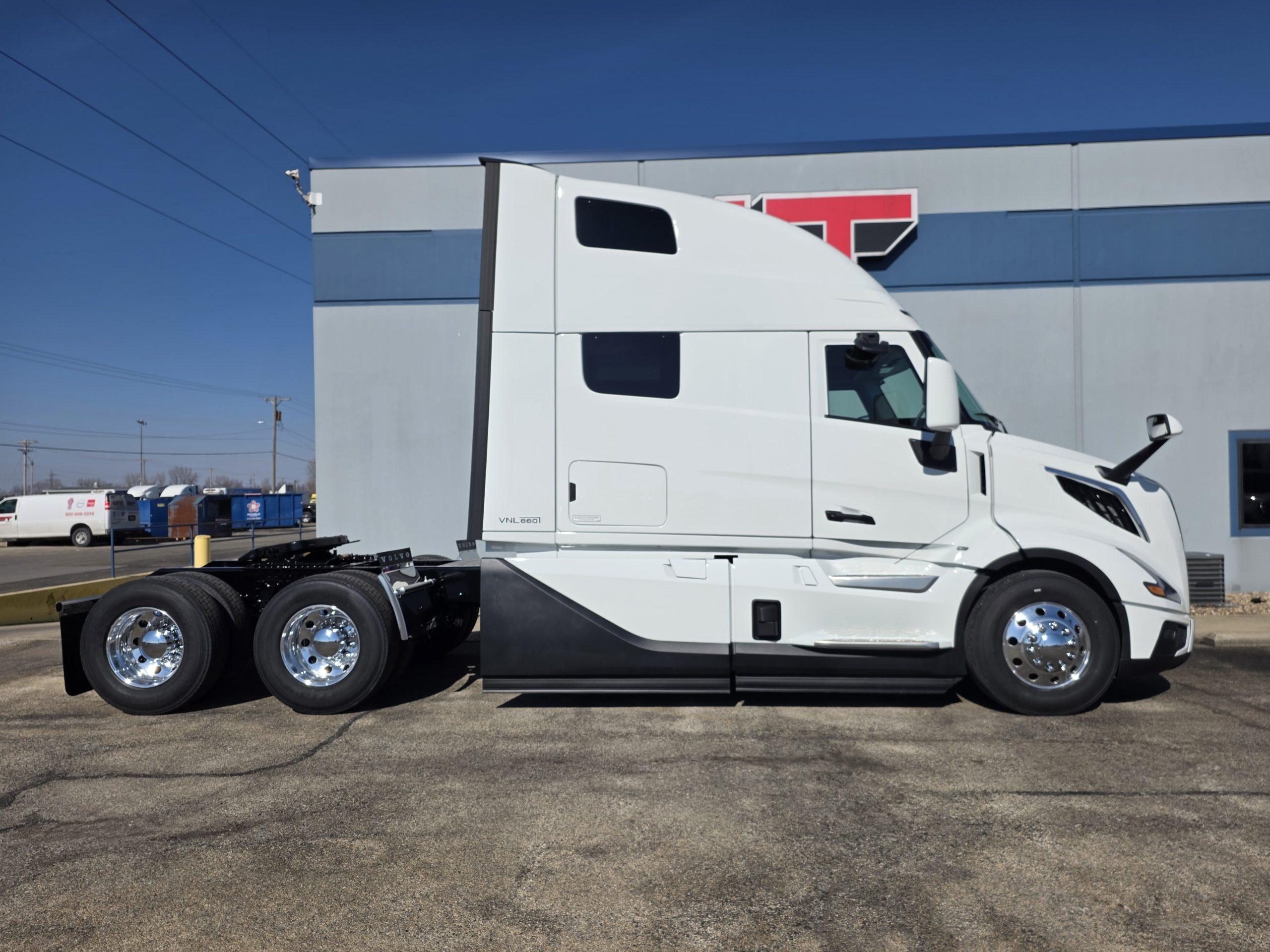 2027 Volvo VNL 860 in Springfield, IL — photo 4