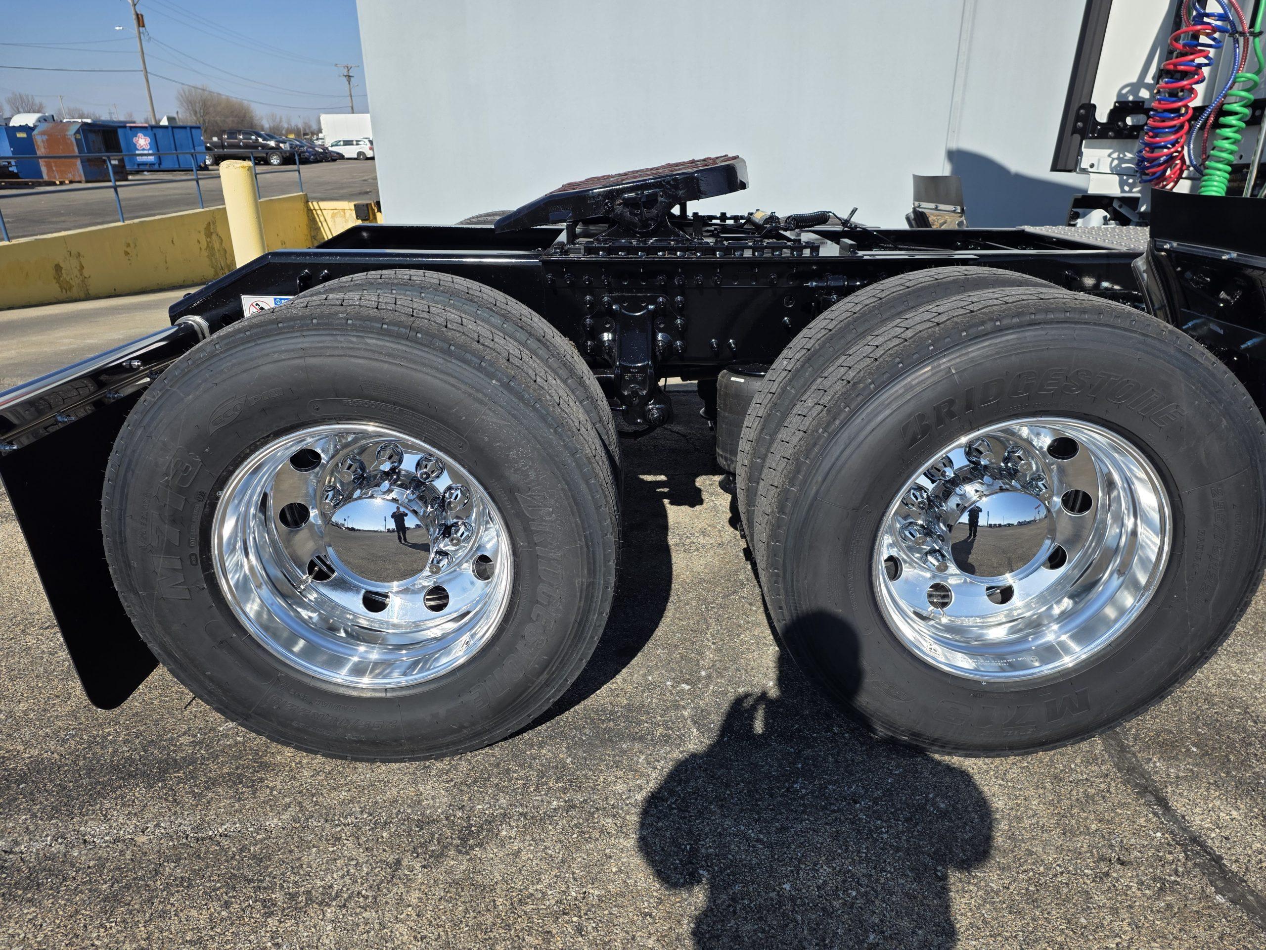 2027 Volvo VNL 860 in Springfield, IL — photo 5