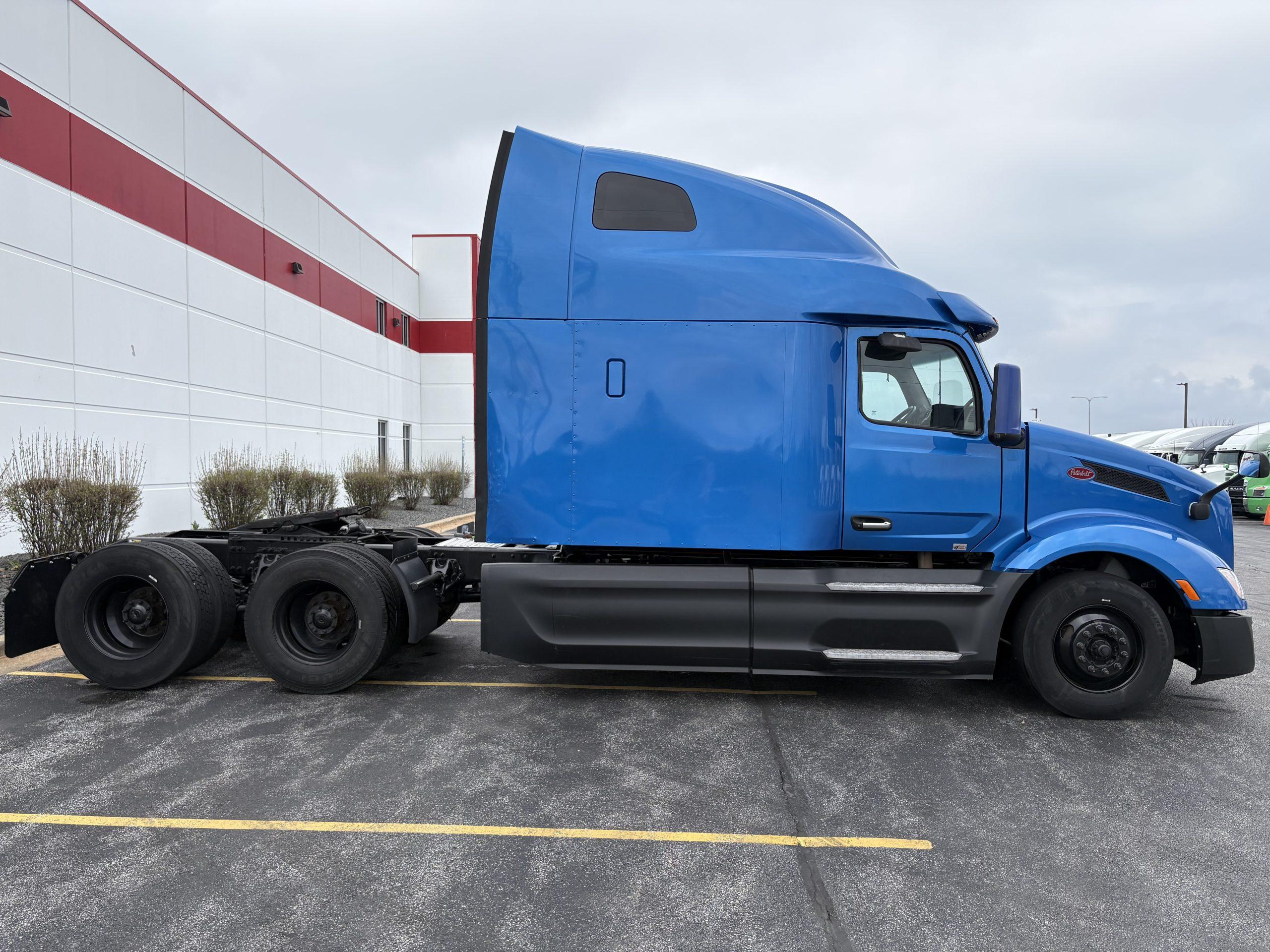 2023 Peterbilt 579 in Mokena, IL — photo 4