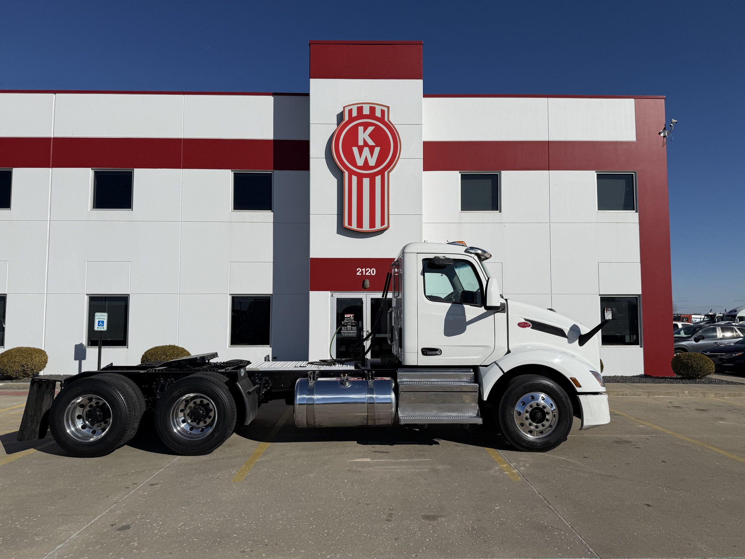 2023 Peterbilt 579 in Troy, IL — photo 4