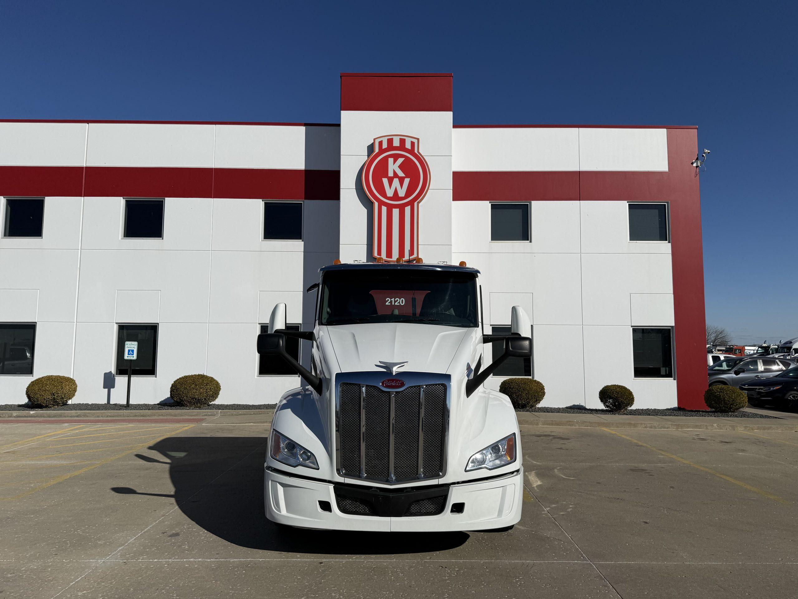 2023 Peterbilt 579 in Troy, IL — photo 2