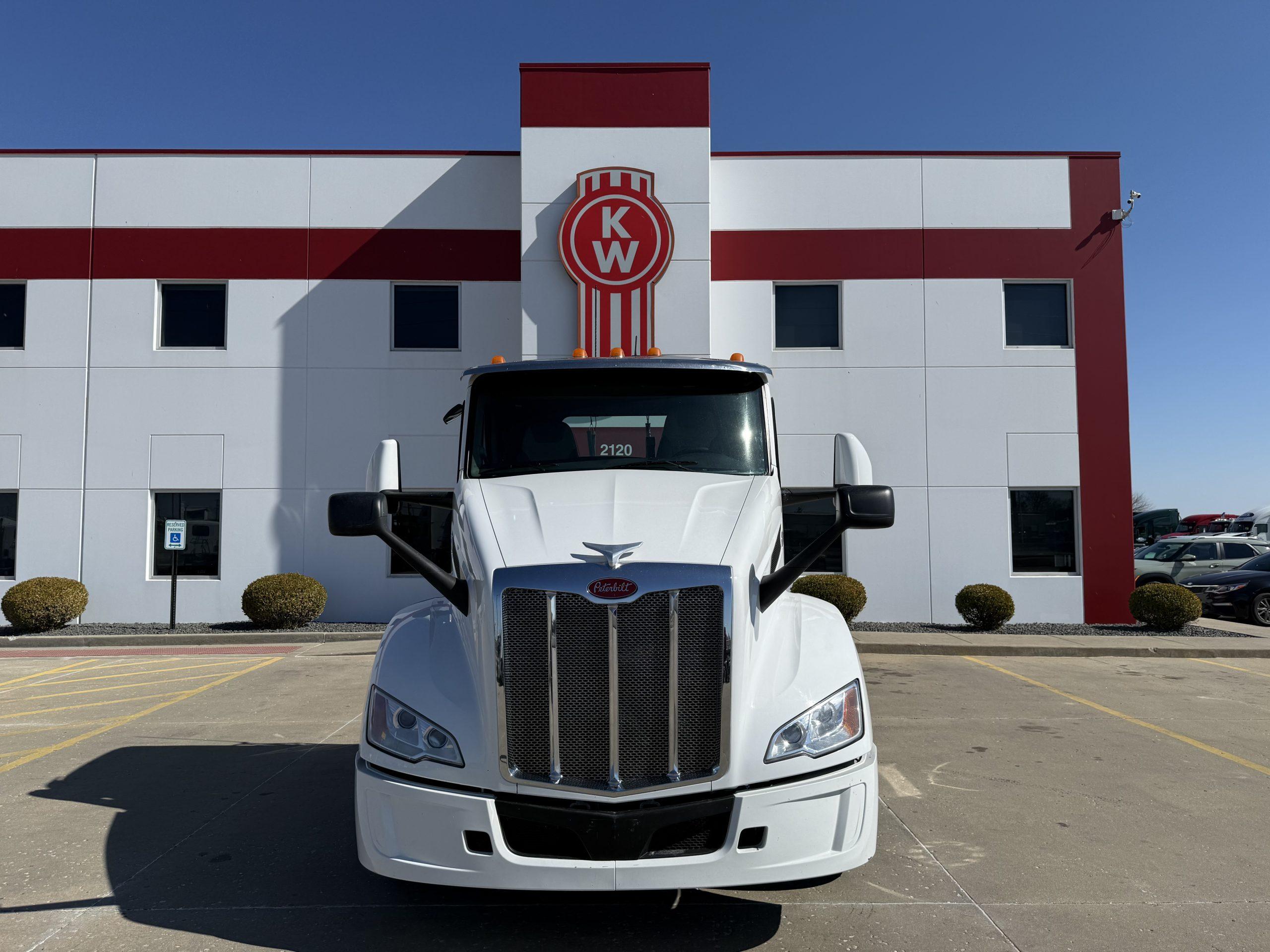 2023 Peterbilt 579 in Troy, IL — photo 2