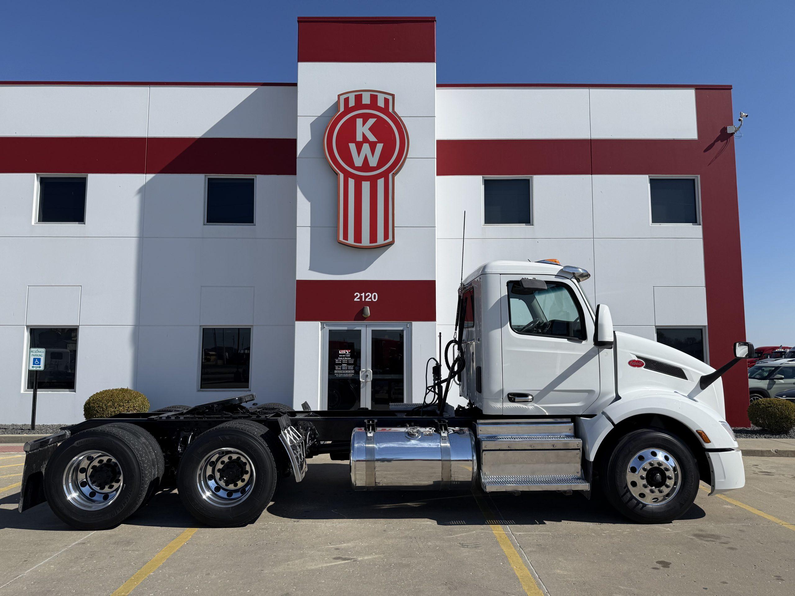 2023 Peterbilt 579 in Troy, IL — photo 4
