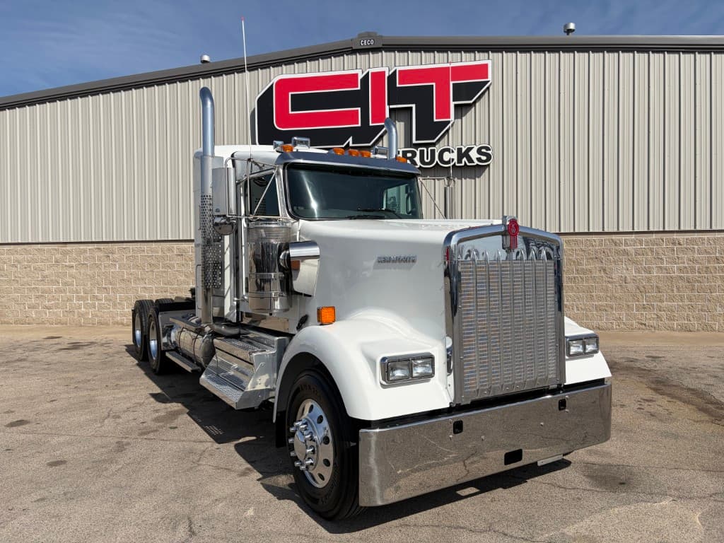 2027 Kenworth W900 in Morton, IL — photo 3