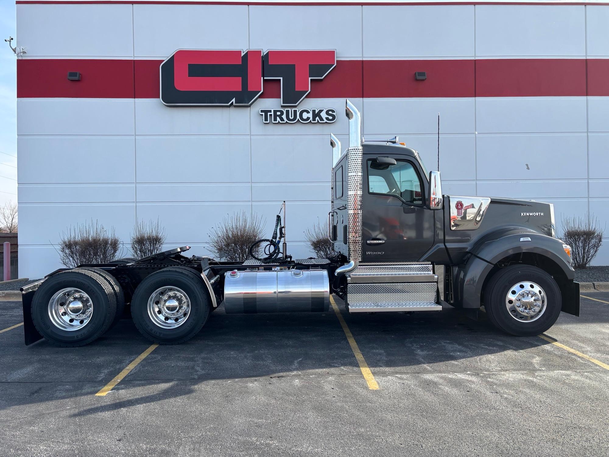 2027 Kenworth W990 in Mokena, IL — photo 4