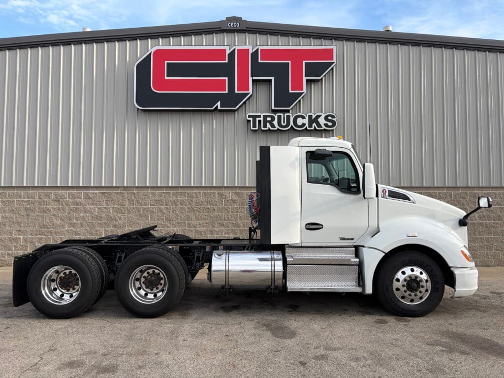 2021 Kenworth T680 in Morton, IL — photo 4