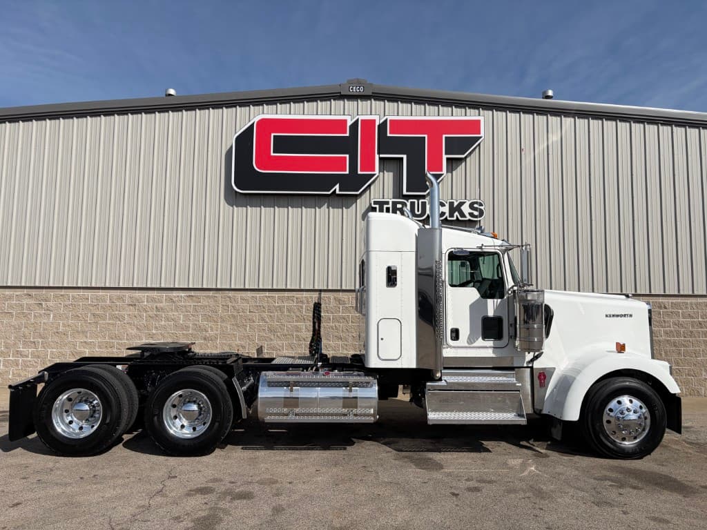 2027 Kenworth W900 in Morton, IL — photo 4