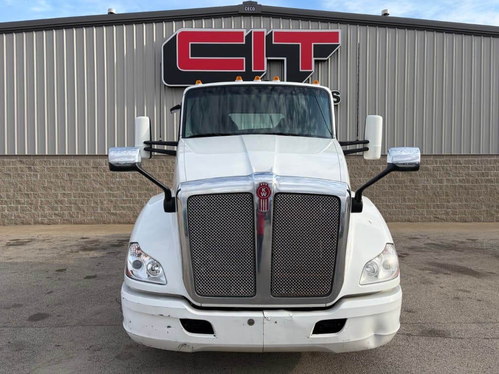 2021 Kenworth T680 in Morton, IL — photo 2