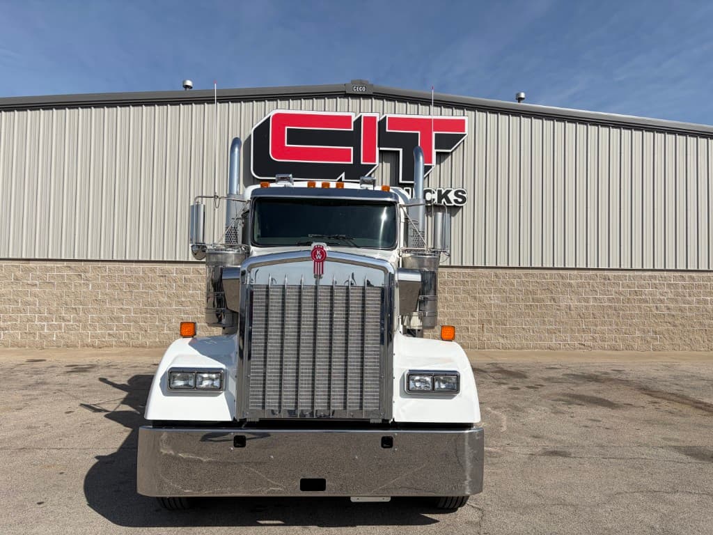 2027 Kenworth W900 in Morton, IL — photo 2