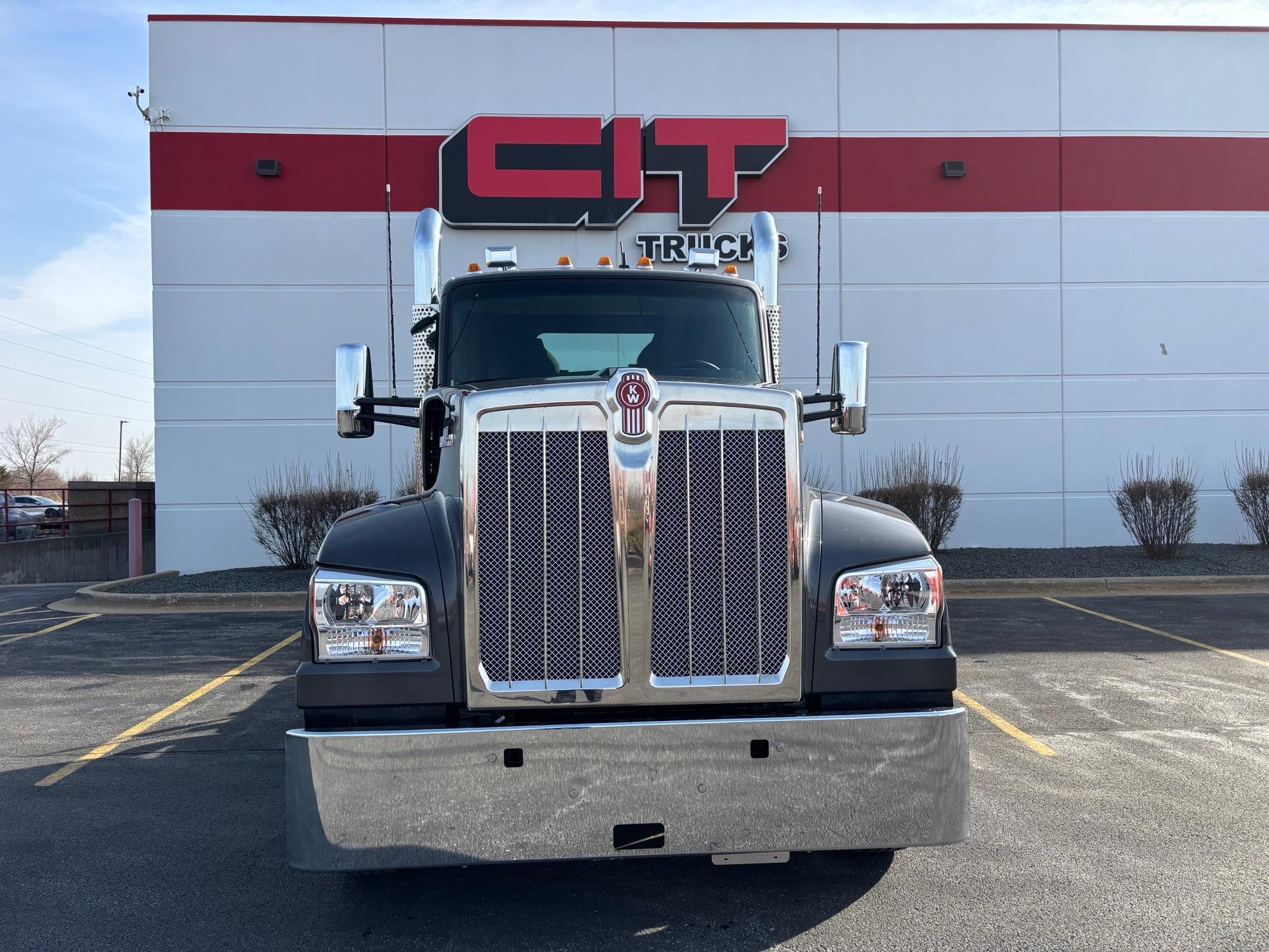 2027 Kenworth W990 in Mokena, IL — photo 2
